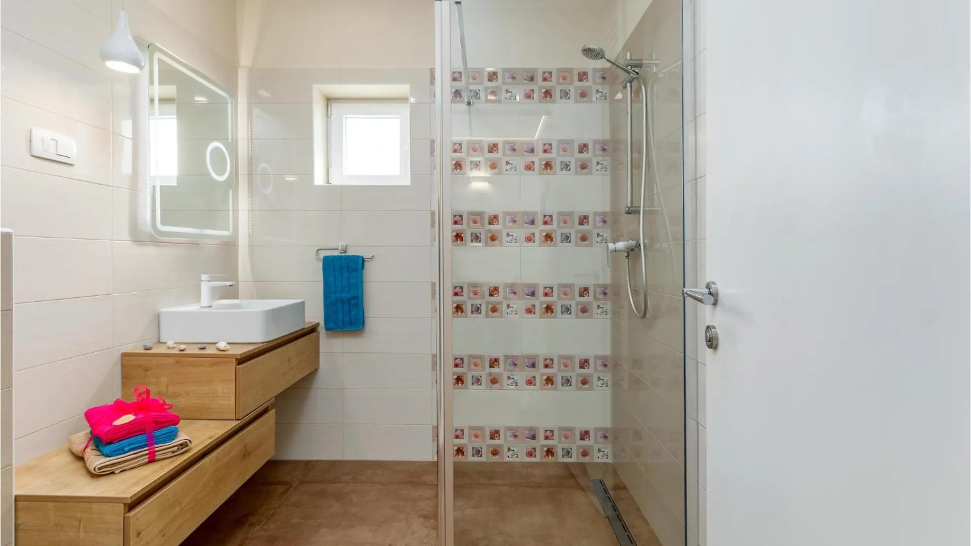 Awesome Home In פולה