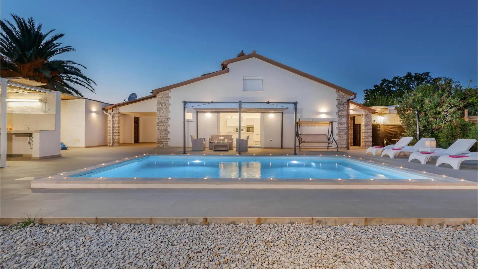 בית נופש Awesome Home In פולה