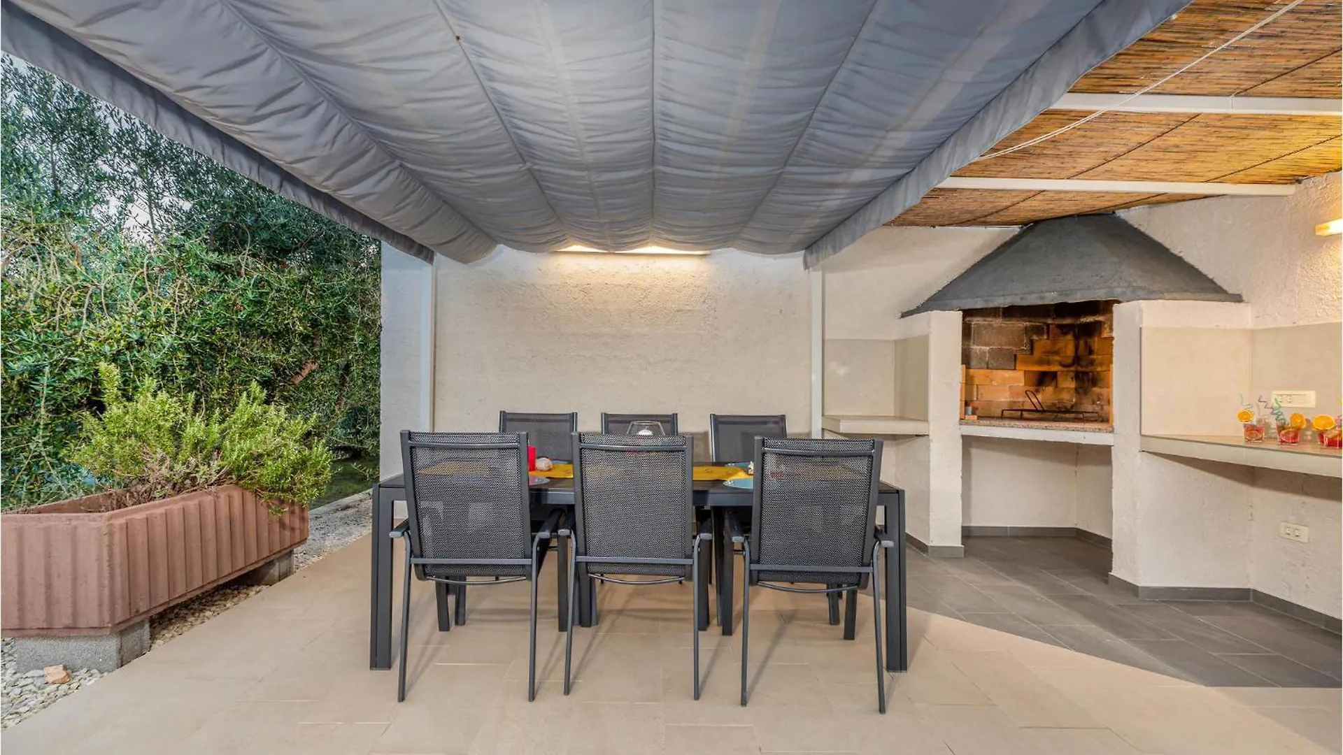 Awesome Home In פולה 0*,